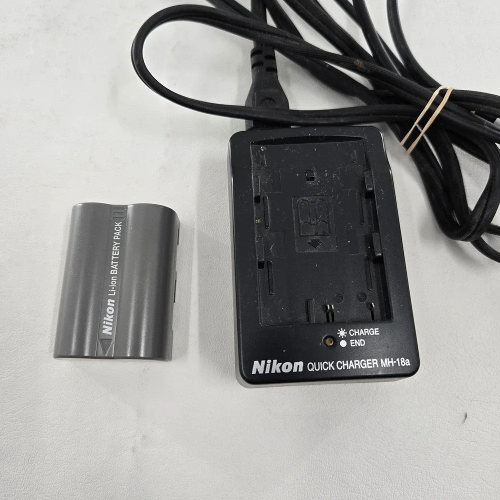 Nikon MH-18a Quick Charger + One Battery For Parts Or Not Working